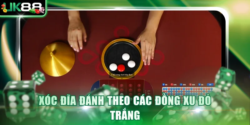 Xóc đĩa đánh theo các đồng xu đỏ trắng